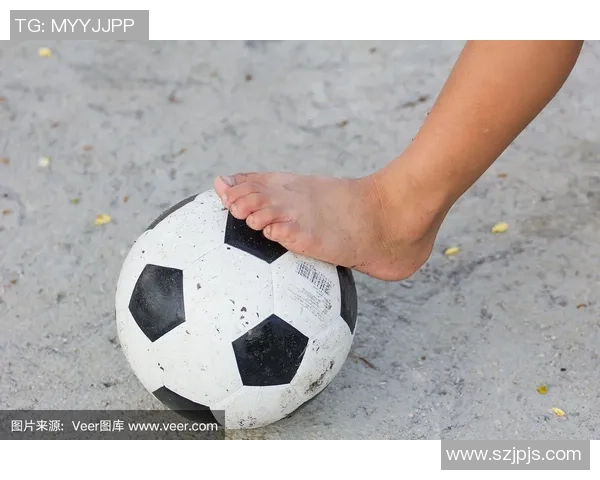 足球砸脚尖的瞬间如何影响比赛结果与球员心理状态分析